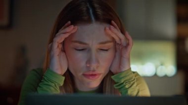 Karanlık apartmandaki dizüstü bilgisayara bakarak son teslim tarihinden endişelenen bir çalışan. Aşırı yüklenmiş serbest çalışan kadın fazla mesaiden yorgun düşüyor. İşkadını geceleri çalışan tapınaklara masaj yapıyor..