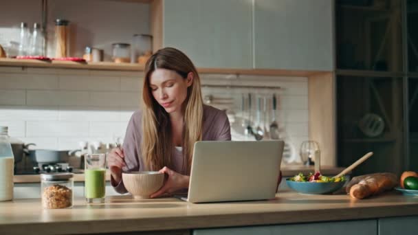 Breaknesting Γυναίκα Ψάχνει Οθόνη Laptop Στη Σύγχρονη Κουζίνα Χαλαρωμένη Κοπέλα — Αρχείο Βίντεο