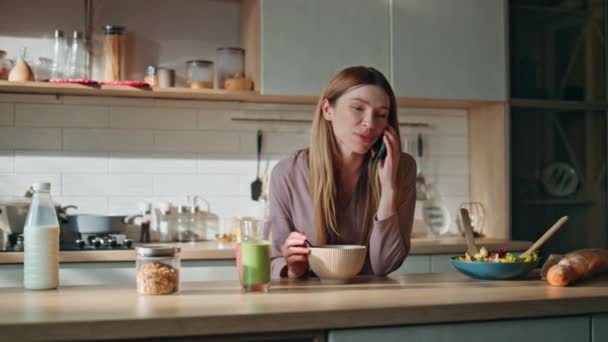 Glad Kvinna Ringer Köksbänken Leende Tjej Pratar Smartphone Morgonen Helg — Stockvideo