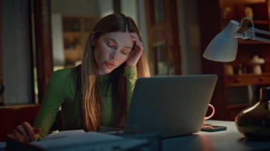 Gece işçileri bilgisayarları kapatıyorlar. Karanlık bir dairede çok çalışıyorlar. Yorgun iş kadını baş ağrısı çekiyor. Akşam evde fazla mesai yapmaktan yorulmuş. Şakaklara dokunan motivasyonsuz kadın gözlerini kapatıyor