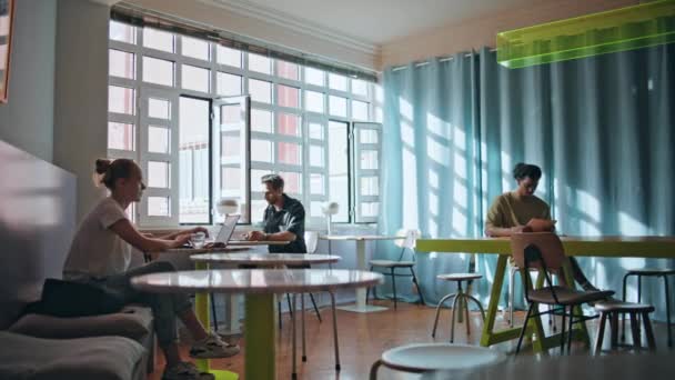 Різні Люди Сидять Кафетерії Окремо Під Яким Ранковим Сонячним Світлом — стокове відео