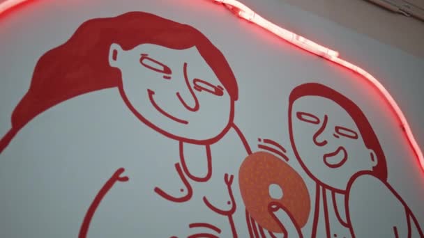 Забавное Украшение Стены Кафе Двумя Нарисованными Улыбающимися Людьми Предлагающими Вкусный — стоковое видео