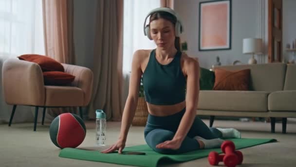 Her Gün Evde Kulaklıkla Spor Egzersizleri Yapan Bir Kız Esnek — Stok video