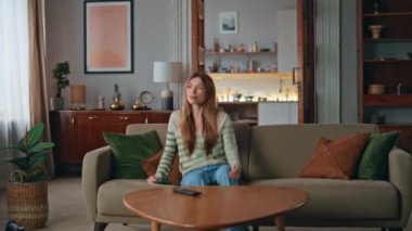 Yorgun bayan, evde geçirdiği yorucu bir günden sonra koltukta dinleniyor. Yorgun bir kadın akıllı telefonu alıp oturma odasına mesaj bırakıyor. Motivasyonsuz kız hafta sonları evde dinlenen telefonlardan haber alıyor..