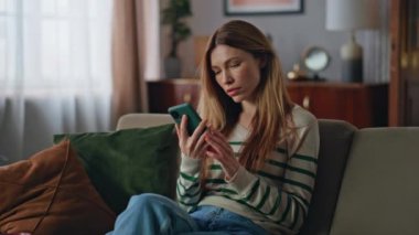 Stresli kız cep telefonu ekranında kötü haberler okuyor. Koltukta oturan cep telefonu mesajından memnun olmayan genç bir kadın. Mutsuz serbest çalışan cep telefonu e- postasından iş teklifi alıyor.