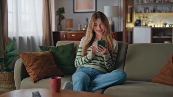 Freelancer Shopping Online Smartphone Cozy Apartment Cute Smiling Woman Satisfied — стокове відео
