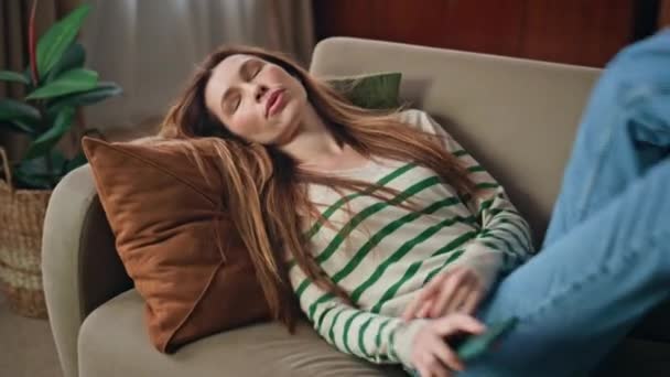 Cep Telefonunu Yakın Tutmaktan Yorgun Düşmüş Bir Kadın Genç Bayan — Stok video