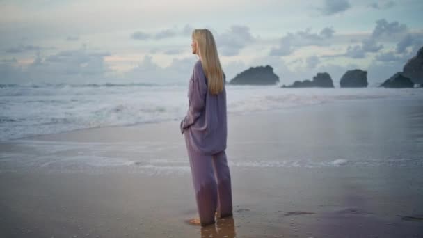 Fată Serenă Care Gândește Valuri Cerul Oceanic Uimitor Fată Singură — Videoclip de stoc