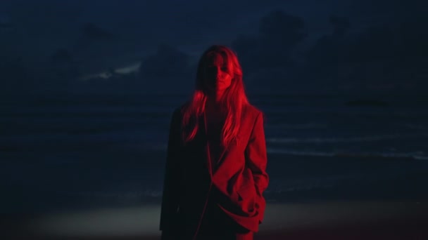 클로즈업에 매력적인 어두운 해변에 화려한 카메라를 매혹적인 금발의 — 비디오