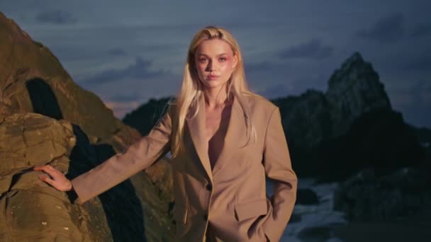 Blonde Modeling Flashing Light Night Ocean Shore Sexy Girl Looking — Video Stock