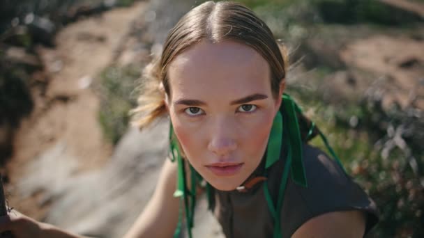 Портрет Женщины Позирующей Природе Отдыхающей Зеленом Холме Модная Модель Ленточками — стоковое видео