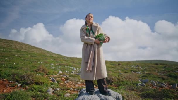 Eco Girl Hold Vegetables Sunny Green Hill Woman Farmer Posing — Stok video