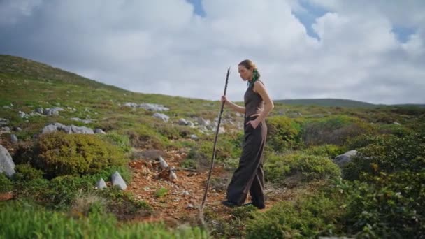 Alleinreisende Die Sommertagen Grüne Hänge Erwandern Abenteurerin Posiert Mit Wanderstock — Stockvideo