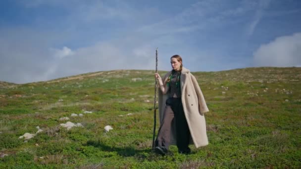 Reisen Mädchen Erkunden Berg Wandern Grasbewachsenen Hügel Gelassene Dame Die — Stockvideo