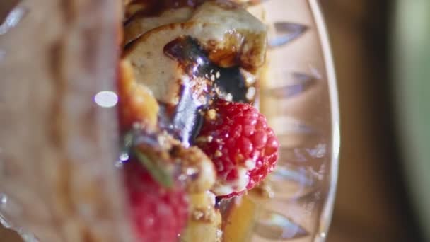 Gros Plan Baies Caramel Dessert Dans Une Assiette Verre Café — Video