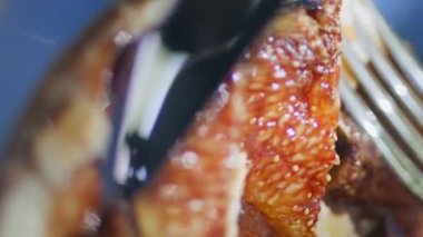 Yakından biri kafede çatal ve bıçakla incir humusu yiyor. Tanınmayan bir restoran müşterisi geleneksel Akdeniz mutfağında yemek yiyor ve doğu yemeklerini dikey olarak yiyor. Vejetaryen yemekleri.