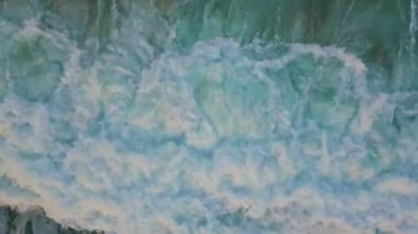 Deniz manzarasında dalgalanan dinamik güç okyanus dalgaları. Okyanus köpük ve su girdapları deniz türbülansının ham enerjisini gösteriyor. Doğa gücünün soyut düzeni. Fırtınalı turkuaz su çarpması.