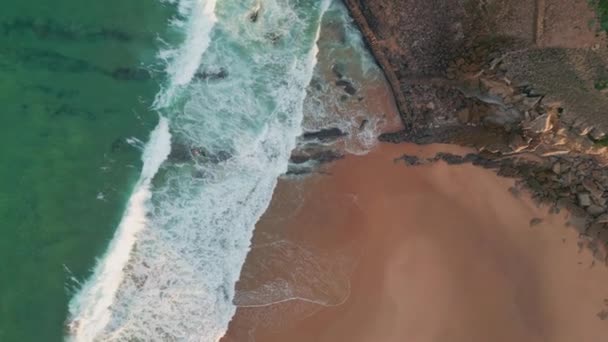 Повітряні Південні Хвилі Миють Піщаний Пляж Води Зеленого Океану Контрастують — стокове відео