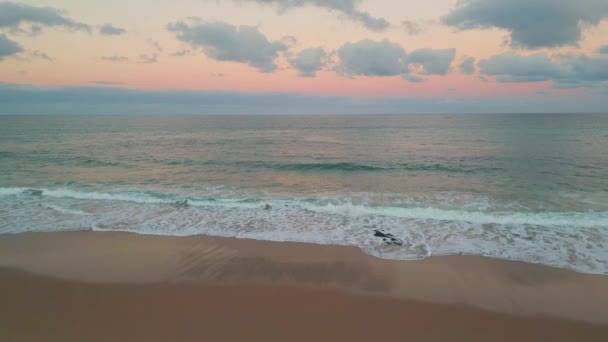 Luftaufnahme Vom Sonnenuntergang Strand Die Wellen Treffen Abends Sanft Auf — Stockvideo