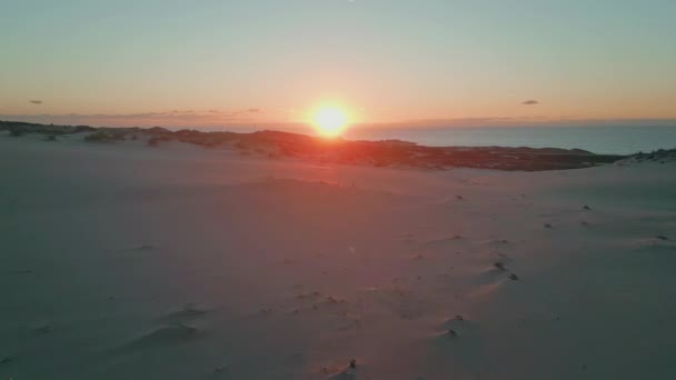 Drone Zandduinen Zonsondergang Uitzicht Zonsondergang Dalende Gieten Gouden Gloed Oceaan — Stockvideo