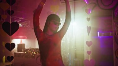 Neon dansçı Asyalı kadın gece kulübü kapanışı. Müzikte kaybolan mutlu bayan dansçı partiden önce gelir. Enerjik gençler bunu canlı bir gece hayatı ritmiyle kutluyor. Disko barında rahatlamış bir kız cesedi taşıyor..