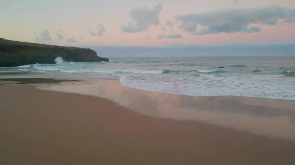 Waves Meet Tranquil Beach Dusk Drone View Sunset Cast Warm Rechtenvrije Stockfoto's