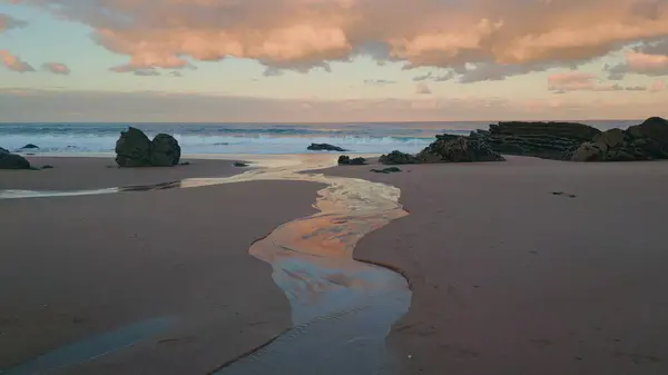 Золотий Захід Сонця Освітлює Пляж Видом Дрон Хвилі Обережно Миють Стокове Фото
