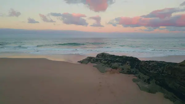Foaming Waves Washing Shore Drone View Sunset Casting Pastel Glow Rechtenvrije Stockfoto's