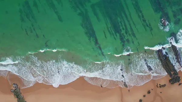 Aerial Green Sea Water Crashing Sandy Beach Drone View Foaming Rechtenvrije Stockafbeeldingen