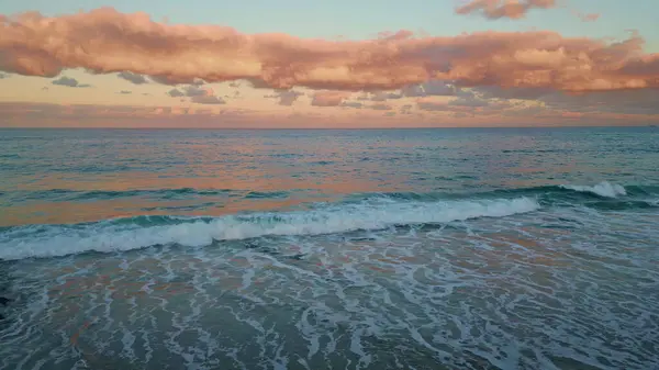 Повітряні Сутінки Вид Океан Золота Година Приносить Яскраві Кольори Хвилям Стокова Картинка
