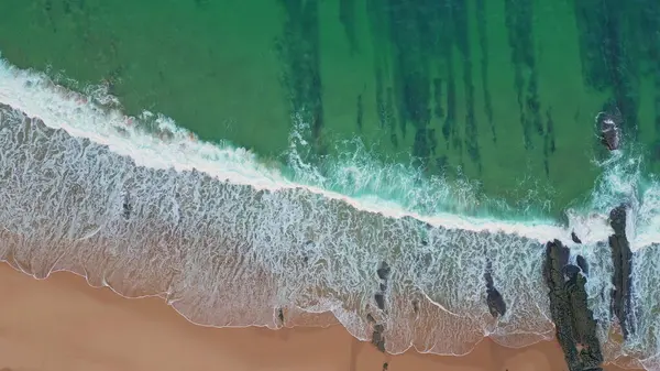Foam Waves Meeting Shore Rhythmic Motion Aerial Perspective Reveal Sandy Rechtenvrije Stockafbeeldingen