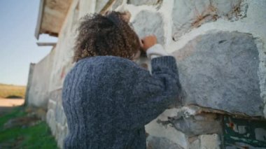 Akdeniz kalesinin yakınlarında tek başına acı çeken ağlayan bir kadın. Kıvırcık Afrikalı Amerikalı kadın Rocky House 'un yakınında kişisel bir trajedi düşünüyor. Üzgün, hayal kırıklığına uğramış, hayatı düşünen esmer kız.