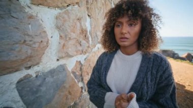 Hayal kırıklığına uğramış model Akdeniz kalesinin yakınındaki yaşamı düşünüyor. Kıvırcık Afrikalı Amerikalı kadın Rocky Wall 'a yaklaşan kişisel trajediyi düşünüyor. Üzgün esmer kız okyanus ufkunda tek başına yürüyor