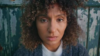 Üzgün kadın, rüzgarlı bir portrede eski kapıyı soyarken poz veriyor. Şehvetli Afrikalı Amerikalı kadın kameraya bakıyor ve yakın plan çekiyor.