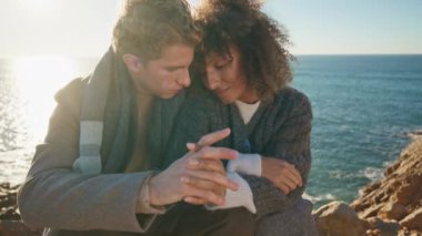 Barışçıl aşıklar akşamları Cliff 'le el ele tutuşuyorlar. Çekici bir adam güzel bir kadın gün batımında deniz kıyısında oturuyor. Şefkatli aile