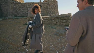 Flört eden kadın, akşam kumsalında sevgilisine poz veriyor. Terk edilmiş gün batımı manzarasında sevgili karısını filme alan sevgili bir adam. Aşk anı 