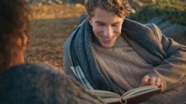 Doğada piknik battaniyesine uzanmış kitap okuyan mutlu bir adam. Sonbahar kumsalında romandan keyif alan rahat genç bir çift. Kaygısız aile birlikte edebiyatı tartışıyor. Hafta sonu tatili. 