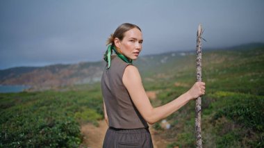 Açık hava kadını yaz günü tepeye çıkıyor. Gülümseyen yürüyüşçünün kameraya dönüşmesi vahşi doğada yürüyüş macerasının tadını çıkarıyor. Sakin bir kız, yeşil engebeli araziyi keşfediyor..