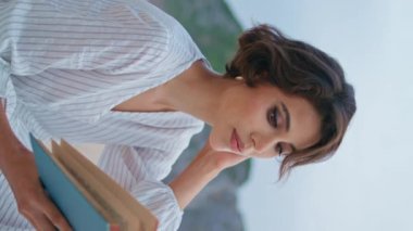Sandy Beach 'te kitap okuyan güzel bir bayan. Romantik kız yaz tatilinde edebiyattan zevk alıyor. Odaklanmış çekici kız tropikal kıyılarda dinleniyor. Boş zaman.