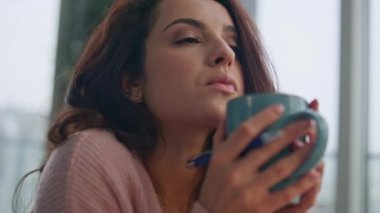 Evde içki içmekten yorgun düşmüş bir kadın. Çekici yalnız iş kadını sıkı çalışma toplantısından sonra laptopta oturup sıcak kahveden zevk alıyor. Ciddi esmer, modern bir dairede dinleniyor. 