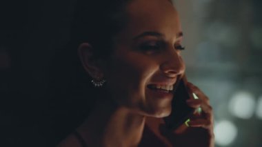 Neşeli bayan panoramik gece lüks bir dairede telefonu arıyor. Esmer kız, nöbetçi en iyi arkadaşıyla haberleri tartışıyor ve gülüyor. Rahat bir kadın akıllı telefon kullanarak şehir manzarası seyrediyor.