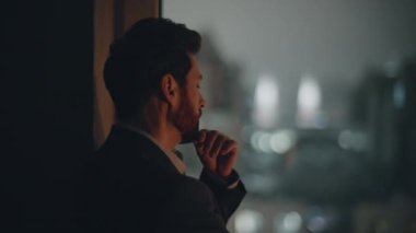 Düşünceli bir adam, akşam şehir manzarasını yakından inceliyor. Ciddi, düşünceli patron panoramik pencere gece ofisinde şirket geliştirme kariyeri düşünüyor. Sakin işadamı otelde tek başına dinleniyor.