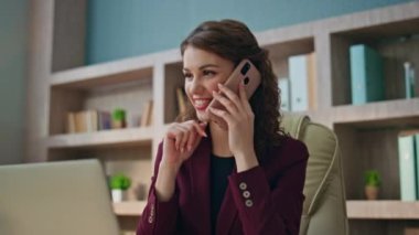 Gülümseyen menajer iş yerindeki akıllı telefonu arıyor. Ofiste çalışan mutlu kadın avukat müşteriye cep telefonuyla danışmanlık yapıyor. Genç iş kadını iyi haberleri tartışıyor. Başarılı bir rapor..