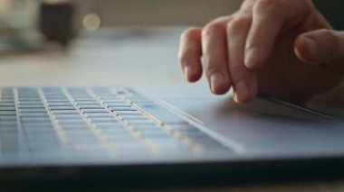 Uzaktan kumanda ofisindeki laptopta çalışan programcı elleri kullanıyor. Evdeki bilgisayarda tanımlanamayan serbest çalışan web sitesi. Şirket işyerinde İnternet 'i arayan işletme yöneticisi.