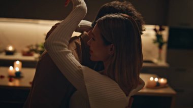 Şehvetli bir çift, gece vakti, samimi mumlar içinde dans ediyor. Yakın atmosfer. Gülümseyen koca dansta güzel bir kadına sarılıyor şefkatini gösteriyor. Mutlu genç eşler yalnız romantik bir akşamın tadını çıkarıyor..