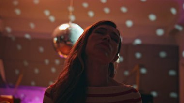 Parti ışıklarında dinlenen kadın gözlerini kapatıyor. Sakin, güzel bir kız. Boş bir dairede, disko topunun altında yavaşça dans ediyor. Yalnızlığı hissediyor. Güzel bayan takıldıktan sonra müziğin tadını çıkarıyor..