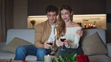 Nazik aşıklar kanepede oturup şarap kadehleriyle televizyon izler. Sevgi dolu bir adam, güzel bir kadına sarılıyor, romantik bir randevuyu rahat bir evde geçiriyor. Sevimli, mutlu ruh eşleri karanlık kanepede oturarak şefkatin tadını çıkarırlar..