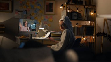 Anne, videochat 'tan kızını arıyor. Bilgisayar ekranında el sallayan mutlu bir genç. Rahatlamış bir kadın web kamerasında sohbet eden bir kızla konuşuyor. Sevgi dolu aile akşamları uzak iletişimin tadını çıkarıyor..