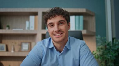 Video konferans görüntüsü yöneticisi konuşuyor. Yakın çekim yöneticisi dinleme ortağı ofisteki sanal çağrıyı onaylıyor. Gülümseyen dalgın işadamı internette iş anlaşmasını tartışıyor..