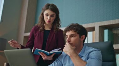 Modern şirket işyerindeki projeyi düşünen iki meslektaş yakın plan yapıyor. İş kadını, ciddi bir menajerle konuşurken deftere not alıyor. Ofis ekibi iş başlangıcında dizüstü bilgisayarı tartışıyor.